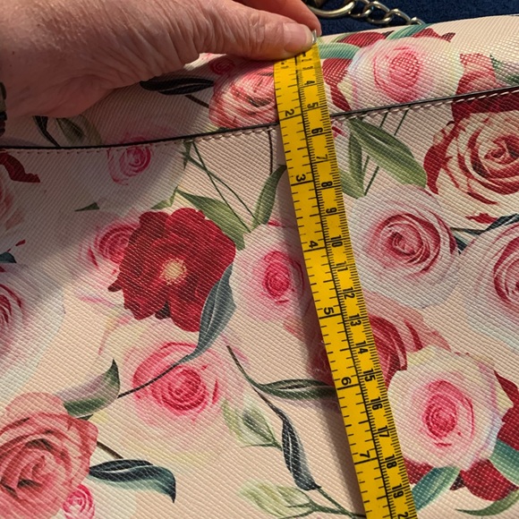 Cute floral shoulder bag/crossbody. - Picture 2 of 3